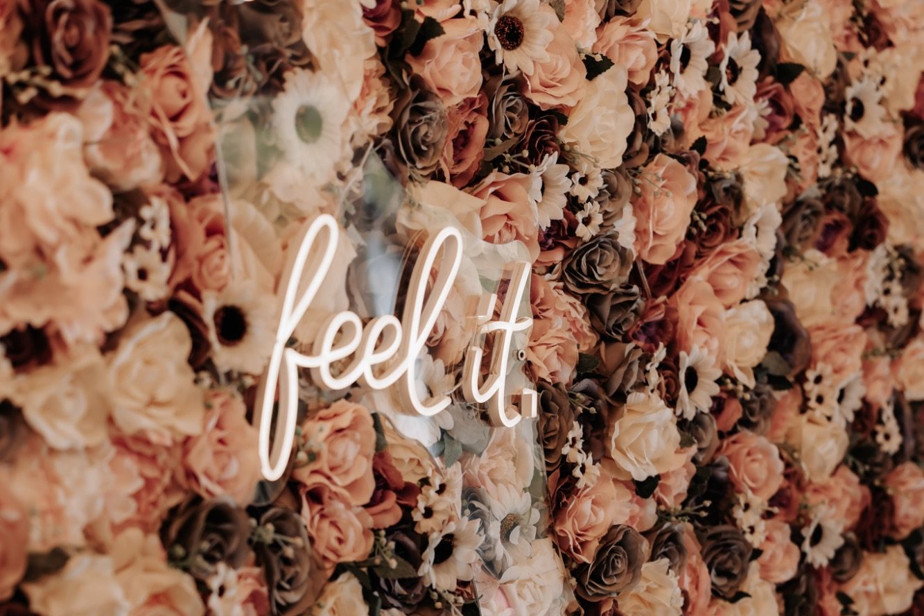 Eine Mutter hält ihr Baby sanft und liebevoll in ihren Armen.